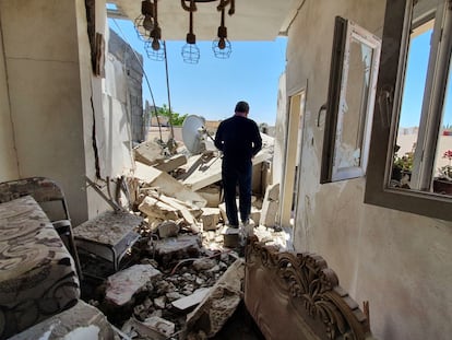 Un residente del barrio de Znatah, en Trípoli, pasea entre los escombres de su vivienda, tras el bombardeo efectuado por las tropas del mariscal Jalifa Hafter.