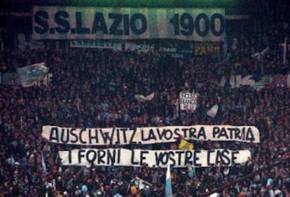 Una pancarta en 1998 en un partido de la Lazio contra contra la Roma.