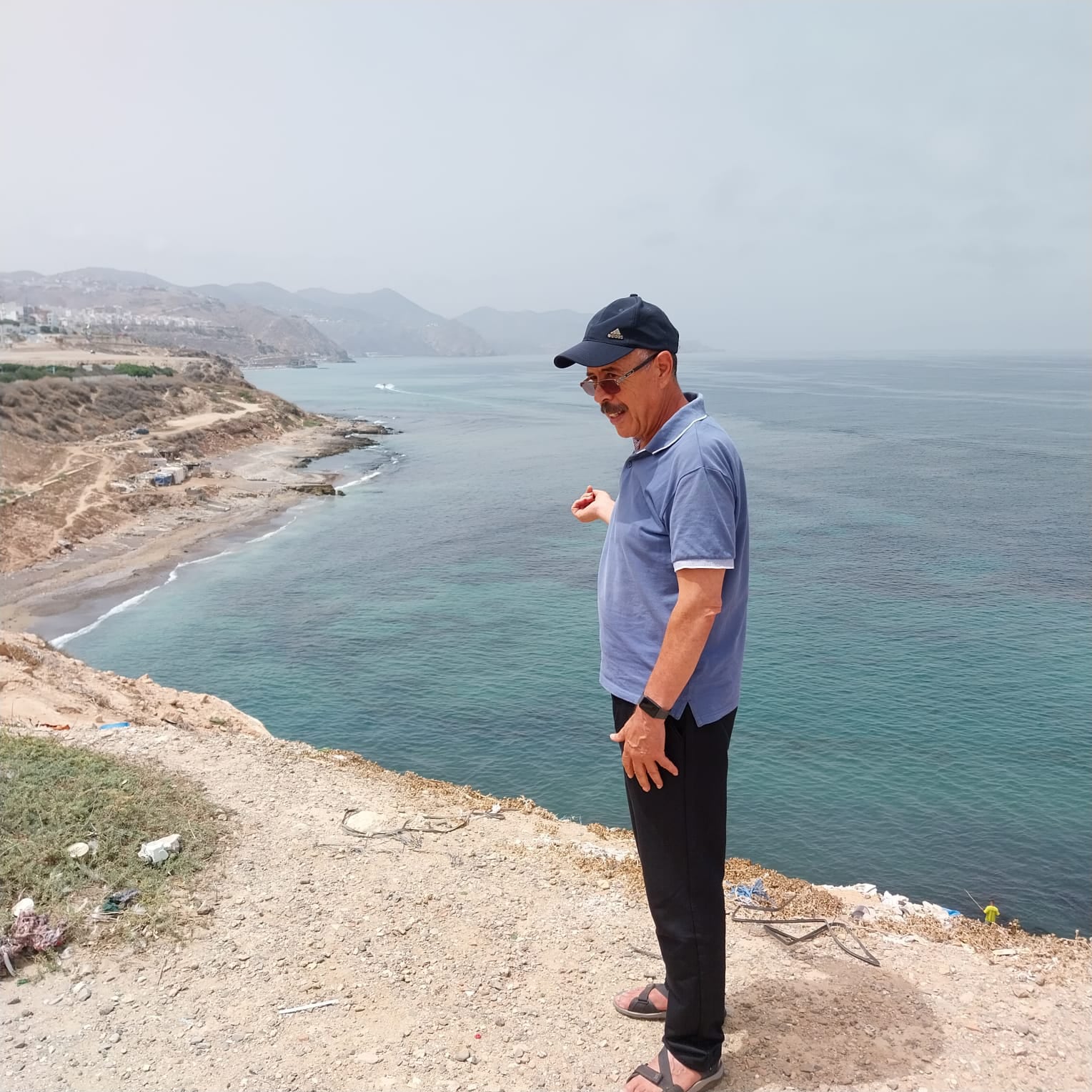 Ahmed Mayid, historiador marroquí, en agosto, ante la primera playa del desembarco de Alhucemas.