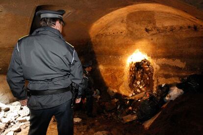 Algunos bolsos de basura habían sido abandonados incluso dentro del mausoleo romano del siglo II después de Cristo.