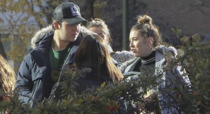 Felipe Marichalar y Alba D&iacute;az junto a unos amigos por las calles de Madrid el pasado 12 de diciembre.