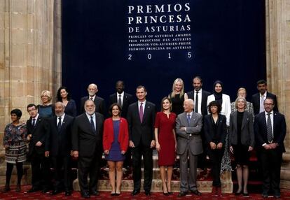 Los Reyes reciben en audiencia a los ganadores de los Premios en Oviedo.