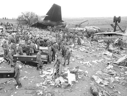 Tareas de rescate de cuerpos de víctimas junto a los restos del Boeing de Avianca que se estrelló en Mejorada del Campo en 1983.