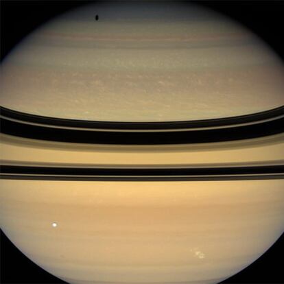 La tormenta de Saturno (abajo, a la derecha) desde la <i>Cassini-Huygens.</i>