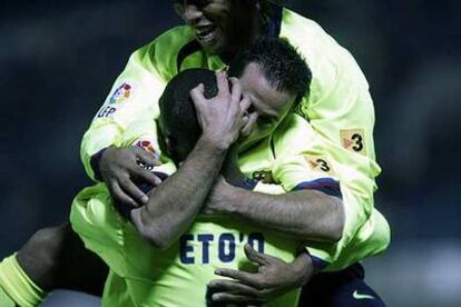Ronaldinho y Giuly se abrazan a Eto'o tras el gol del camerunés, el primero del Barça.