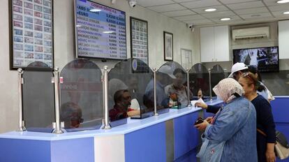 Ciudadanos turcos cambian dinero en en Ankara (Turquía) este viernes.