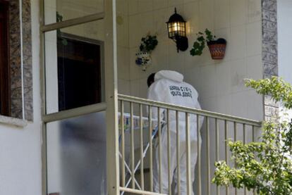 Un agente de la Guardia Civil trabaja en el domicilio de Degaña donde se cometió el crimen.