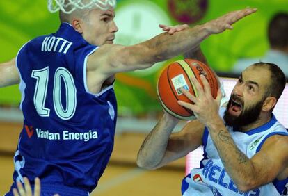 Spanoulis, de Grecia, intenta tirar a canasta en el partido contra Finlandia.