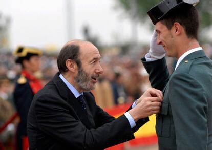4 de mayo de 2007. Miles de guardia civiles se licencian en la academia de Baeza (Jaén), acto respaldado por el ministro de Interior, Alfredo Pérez Rubalcaba.