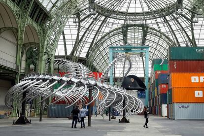 Vista de 'Empires', la obra de Huang Yong Ping que en Monumenta 2016 se expone en Grand Palais de París.