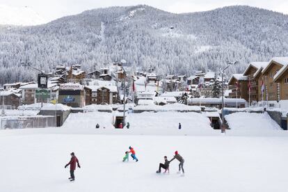 Gente patinando sobre la nieve en Zermatt (Suiza), el 10 de enero de 2018., Switzerland, Wednesday, Jan. 10, 2018.