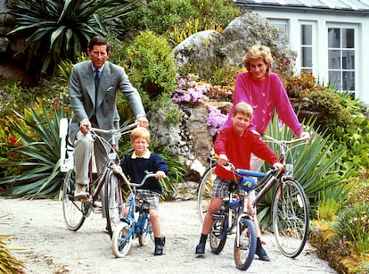 Carlos y Diana de Gales con sus hijos, Guillermo y Enrique de Inglaterra, en Tresco, en 1989.