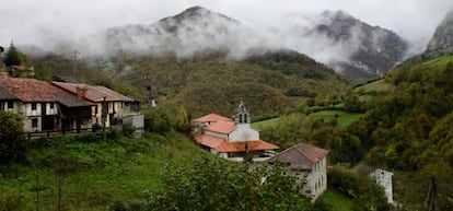 El pueblo de Caleao se esconde enla ladera de la montaña. Aquí comienza la Ruta de los Arrudos.
