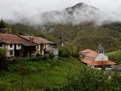 El pueblo de Caleao se esconde enla ladera de la monta&ntilde;a. Aqu&iacute; comienza la Ruta de los Arrudos.