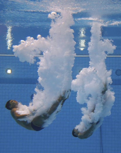 El duo formado por los mexicanos Ivan García Navarro y Germán Sánchez caen a la piscina tras realizar su salto en la competición de salto sincronizado masculino.