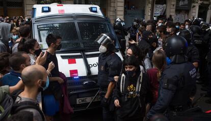 Activistes s'encaren als antidisturbis en un desnonament al carrer Còrsega de Barcelona, el passat dimarts. 