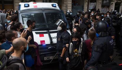 Activistas se encaran a los antidisturbios en un desahucio en la calle Còrsega de Barcelona, el pasado martes.