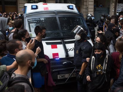 Activistes s'encaren als antidisturbis en un desnonament al carrer Còrsega de Barcelona, el passat dimarts. 