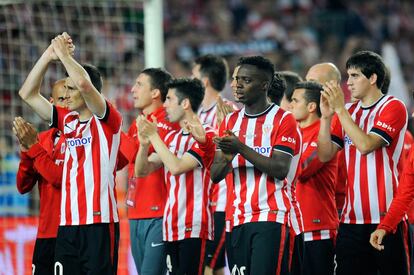 Los jugadores vascos aplauden a la afición