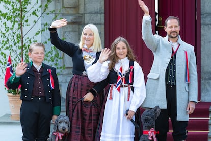 De izquierda a derecha: el príncipe Sverre Magnus, la princesa Mette-Marit, la princesa Ingrid Alexandra y el príncipe Haakon Magnus, con trajes regionales durante el desfile infantil del día nacional de Noruega, el 17 de mayo de 2018, en Oslo. 