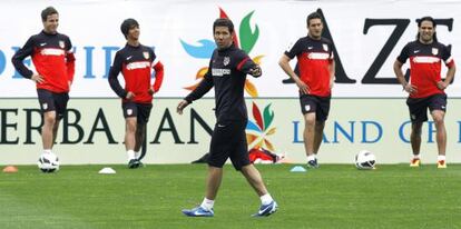 Diego Simeone oversees Atl&eacute;tico&#039;s training session on Friday. 