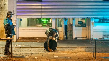 A police officer checks that curfew rules are being met in Burgos on October 24.