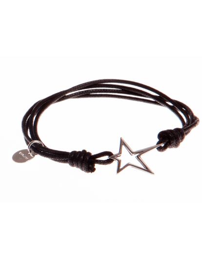 Pulsera de plata con cordón negro de algodón de macramé ajustable es perfecta para despedir el año de forma solidaria. Está diseñada por María de Villota y todos sus beneficios irán destinados a la Fundación Ana Carolina Díez Mahou, para ayudar a niños con enfermedades neuromusculares. (70 euros, de venta en Duran)