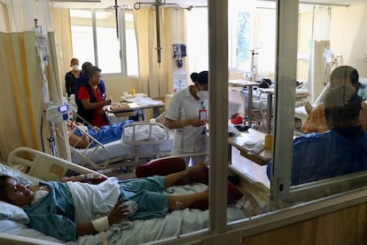 Pacientes y personal médico en un hospital en Oaxaca de Juárez, en enero de 2025. 