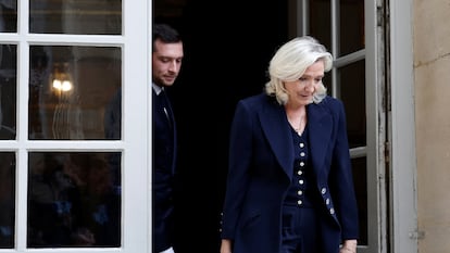 Jordan Bardella y Marine Le Pen, tras su reunión con François Bayrou.