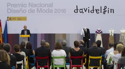 El diseñador Modesto Lomba, también presidente de ACME, esta tarde en el homenaje a David Delfín.