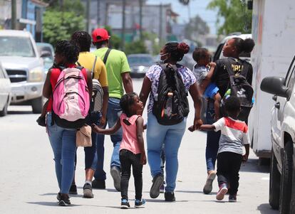 Un grupo de inmigrantes haitianos camina por una calle de la ciudad fronteriza de Matamoros (México), el pasado 13 de mayo.