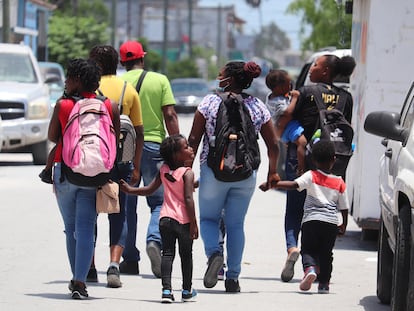 Un grupo de inmigrantes haitianos camina por una calle de la ciudad fronteriza de Matamoros (México), el pasado 13 de mayo.