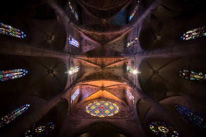 Techo de la nave central de la catedral de Palma.