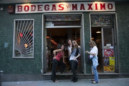 El bar Bodegas Lo Máximo, en la Calle de San Carlos, 6, en Lavapiés.