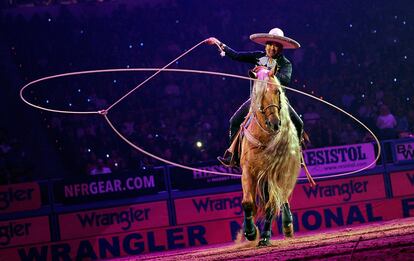 Tomás Garcilazo durante su actuación en la ceremonia de apertura de la quinta ronda de la Final Nacional de Rodeo celebrada en Las Vegas (EE UU).