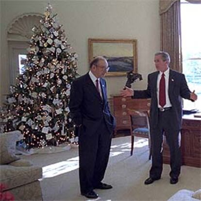 Alan Greenspan conversa con George Bush en una imagen de archivo.
/ REUTERS