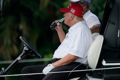 Donald Trump, bebiendo una Coca-Cola en su club de golf de Florida, en una imagen de archivo.