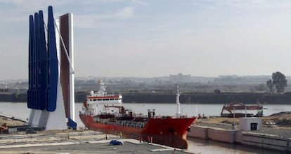 Un buque pasa por la nueva esclusa que da acceso al puerto de Sevilla.