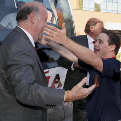 El seleccionador Vicente del Bosque recibe el abrazo emocionado de su hijo Álvaro.