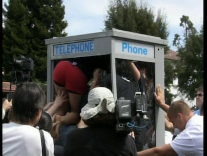 En una cabina de teléfono caben 22 personas