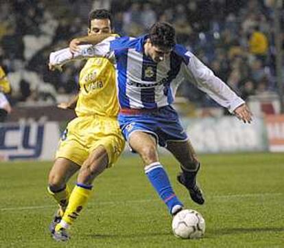 Víctor intenta escapar de un defensa canario, en un instante del encuentro jugado en Riazor.