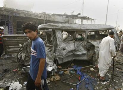 Vecinos de un barrio chií de Bagdad observan los restos del vehículo bomba que mató a 40 personas.