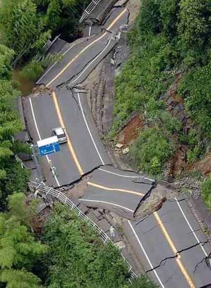 Un tramo de autopista destrozado por el terremoto en Nagaoka (Japón).