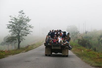 Un grupo de hondureños viaja en la parte trasera de un camión en la localidad hondureña de Copán. El mes pasado, tras el golpe de los huracanes Eta e Iota, los presidentes de Honduras y Guatemala alertaron del posible incremento de las migraciones climáticas.