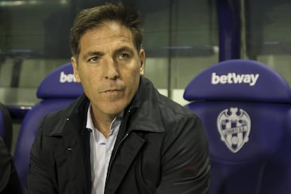 Eduardo Berizzo, en el banquillo antes del partido contra el Levante en Valencia.