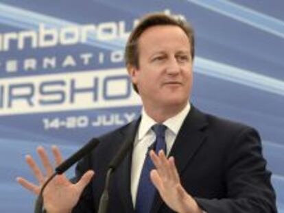 El primer ministro brit&aacute;nico, David Cameron, da un discurso durante la inauguraci&oacute;n de la feria de aeron&aacute;utica Farnborough Air Show el 14 de julio de 2014 en Farnborough, sureste de Inglaterra. 