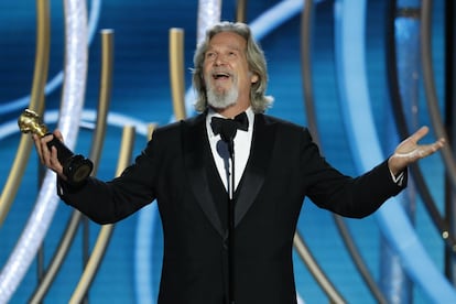 O ator Jeff Bridges recebeu com grande entusiasmo o prêmio Cecil B. DeMille pelo conjunto da sua obra na cerimônia do Globo de Ouro.