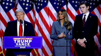 Donald J. Trump, con su mujer, Melania Trump, y su hijo, Barron Trump, durante la fiesta de celebración de su victoria en West Palm Beach.