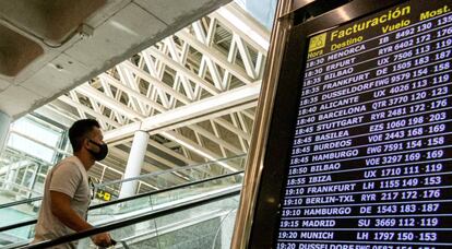 Pasajeros en el interior del aeropuerto de Palma de Mallorca.