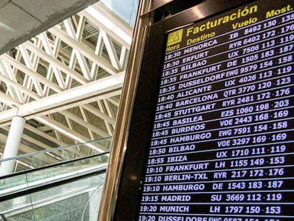 Pasajeros en el interior del aeropuerto de Palma de Mallorca.